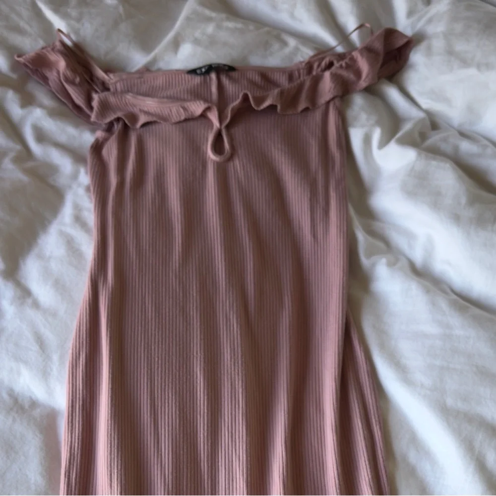 Express Pink Ribbed Off-Shoulder Maxi Dress - Picture 4 of 5